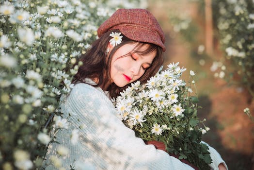 一名戴着贝雷帽的女子在梦幻般的户外环境中拥抱白色雏菊