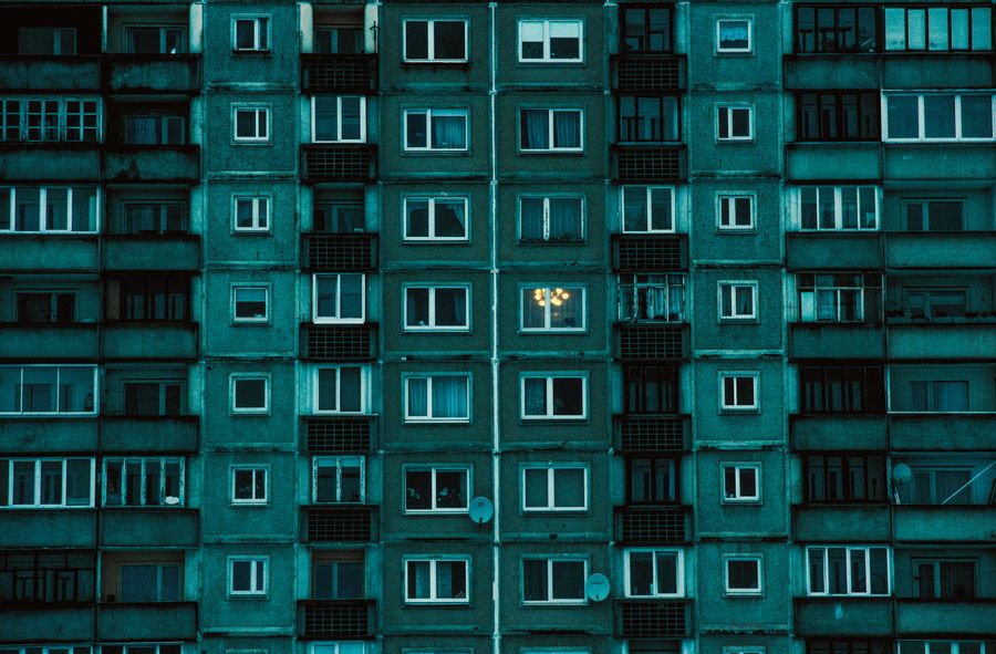 Edifício Talude: fachada simétrica de apartamentos em tom frio