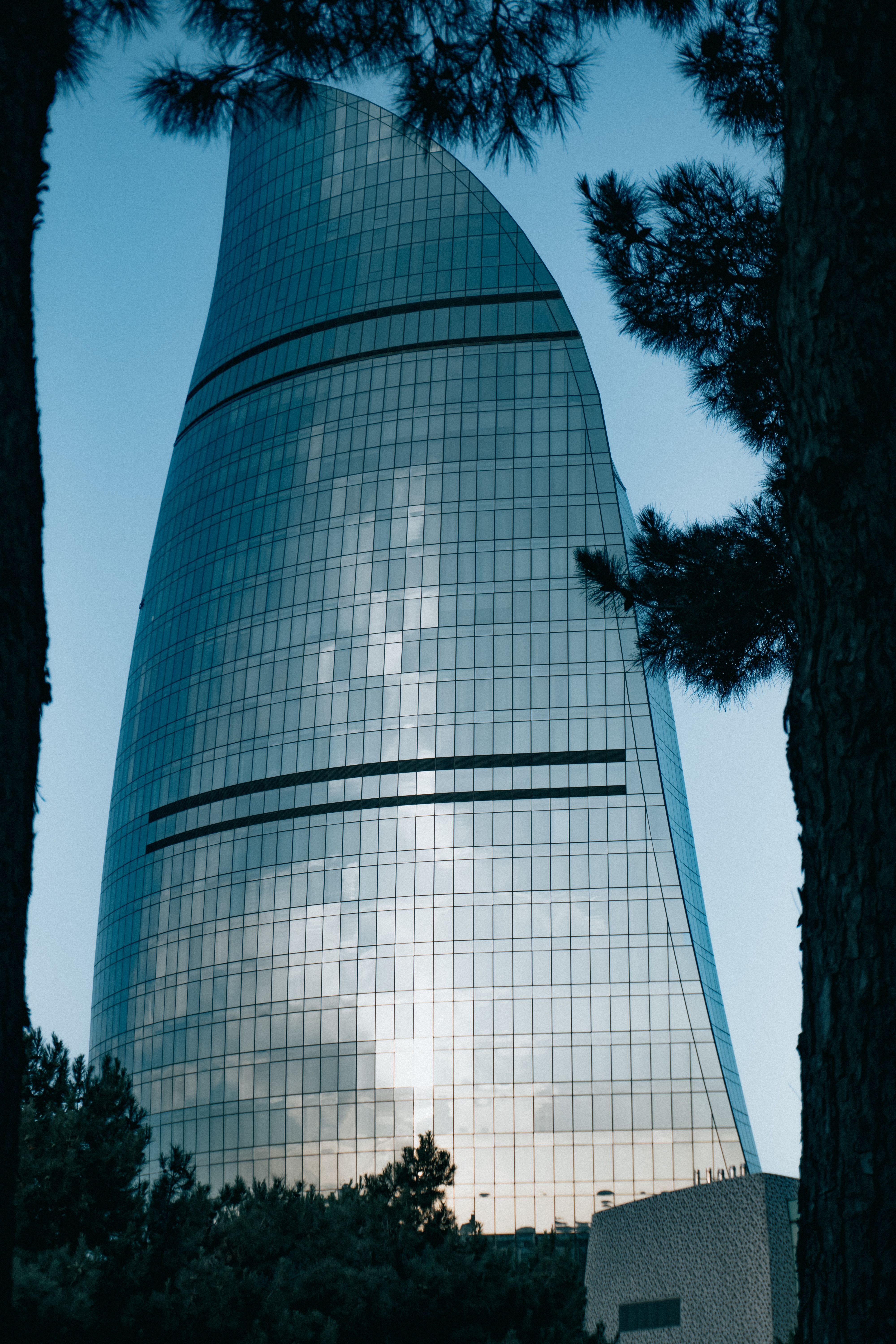 Modern Skyscraper with Reflective Glass Facade · Free Stock Photo