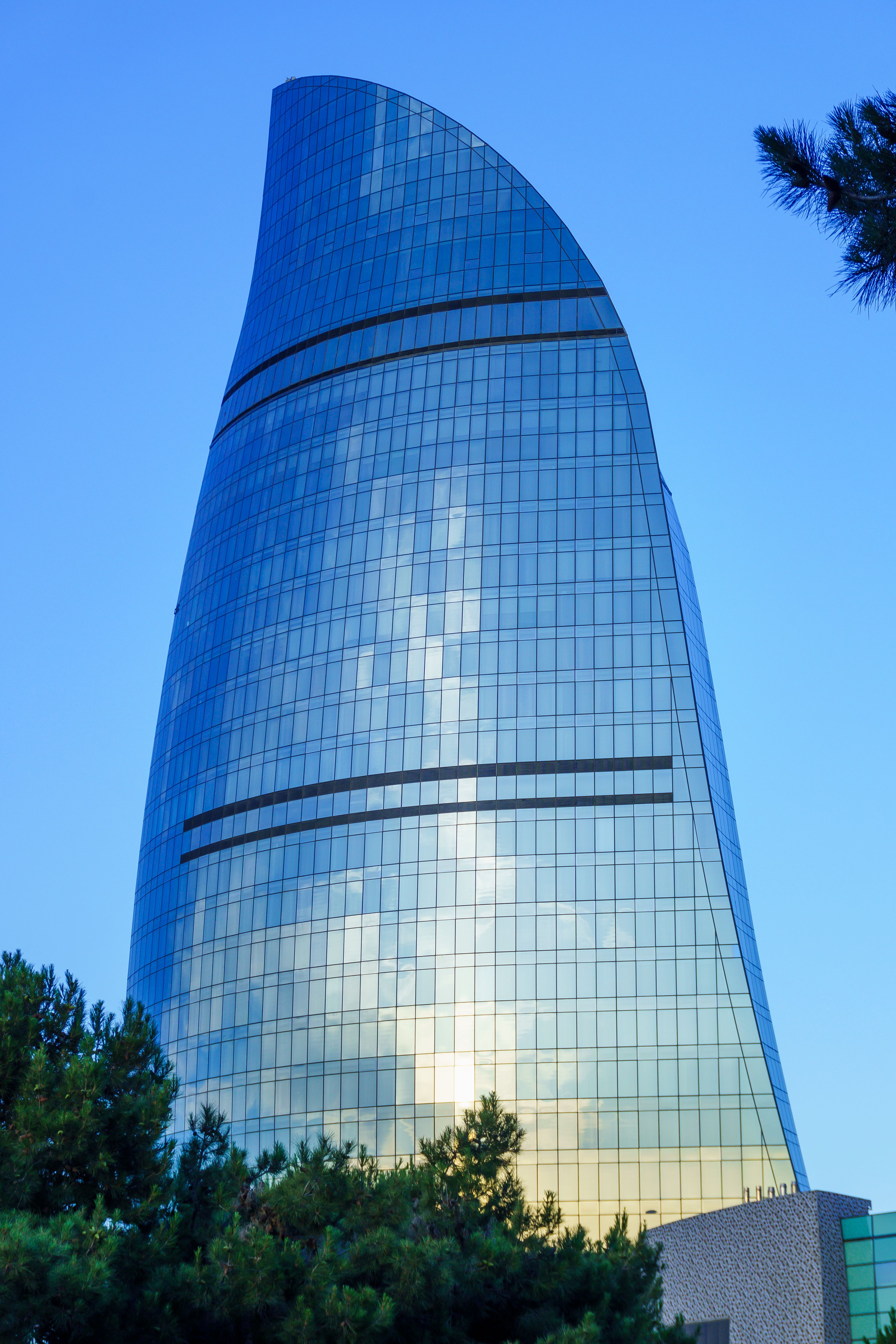 Modern Skyscraper with Reflective Glass Facade · Free Stock Photo