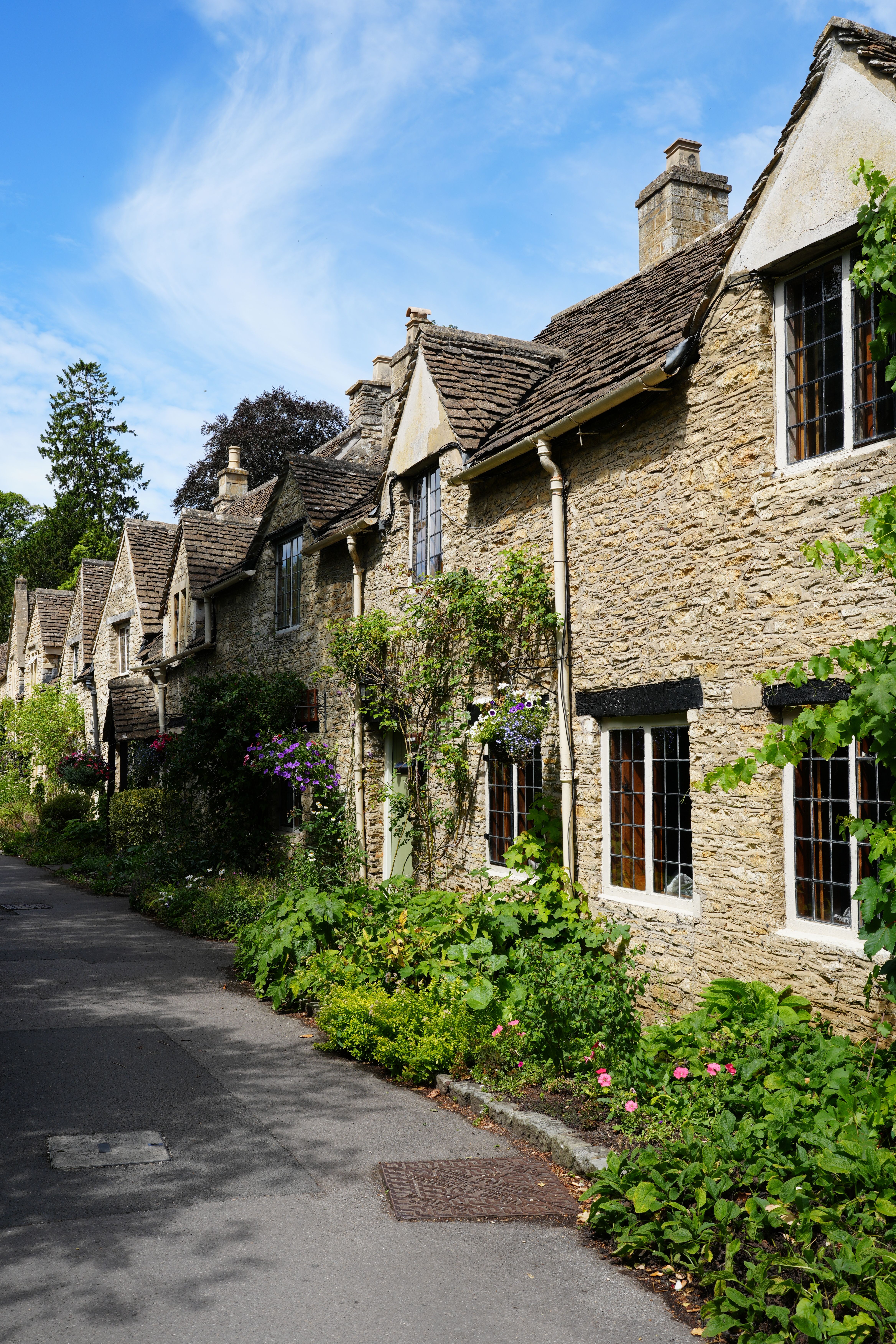 Charming Stone Cottages in Rural English Village · Free Stock Photo