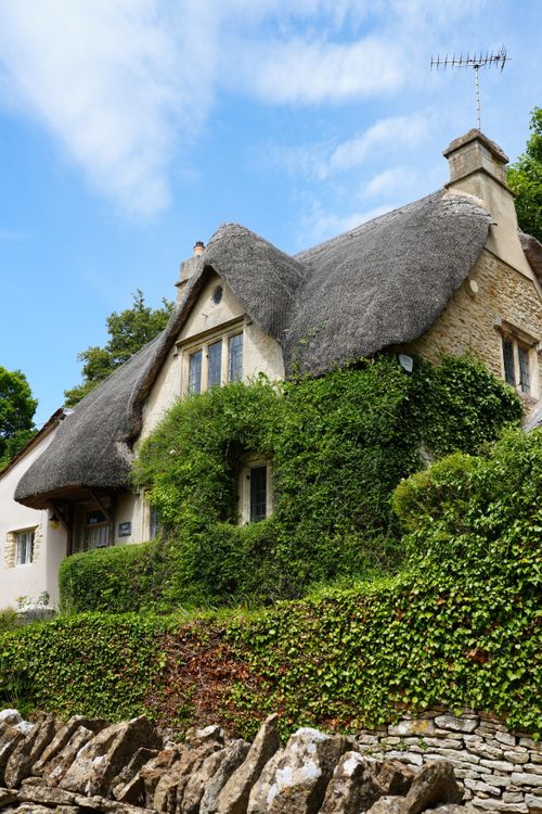 Charming Thatched Cottage in Rural England · Free Stock Photo