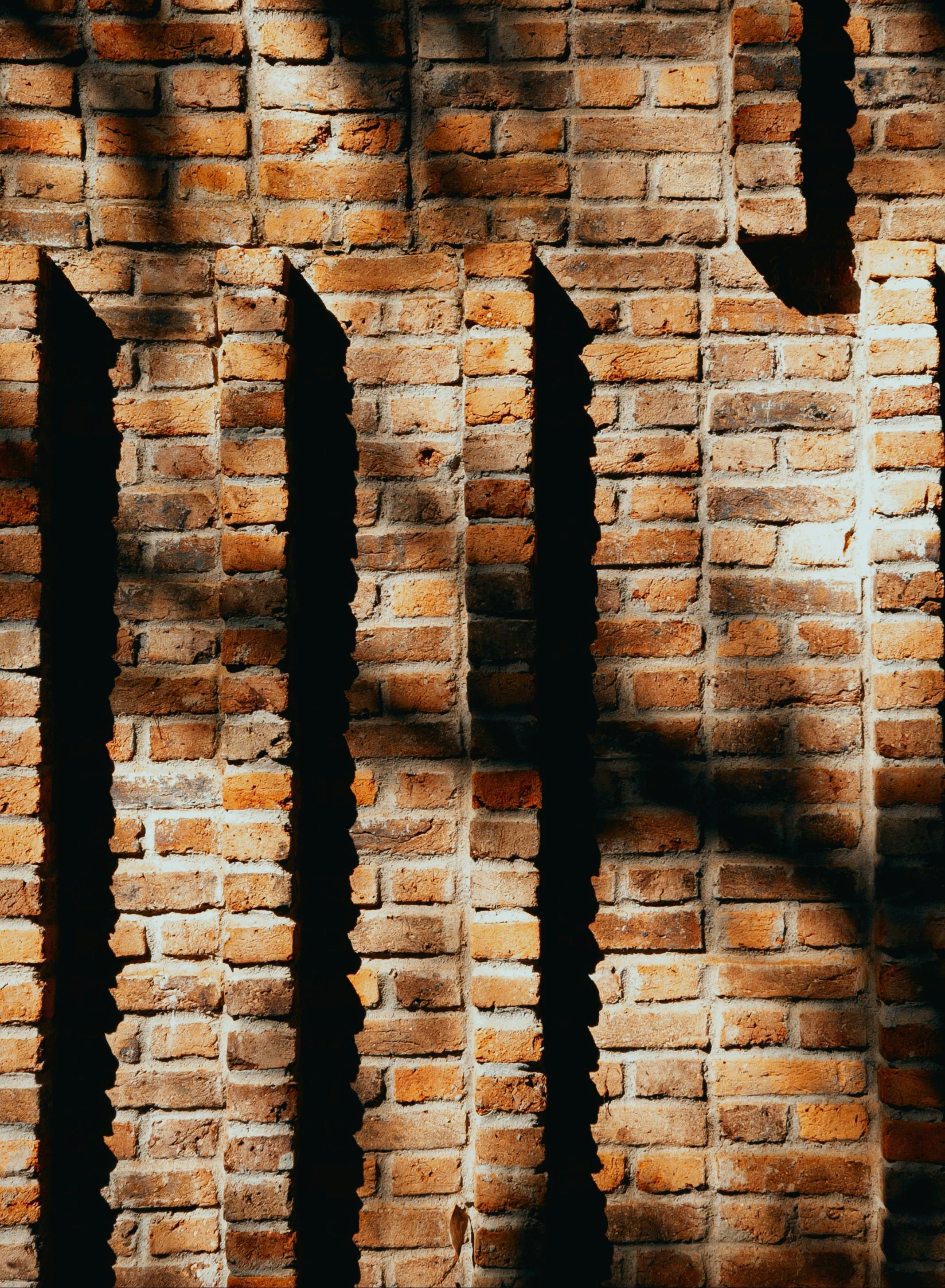 Gratuit Motif abstrait d'ombres sur un mur de briques texturé à MG, Brésil. Photos