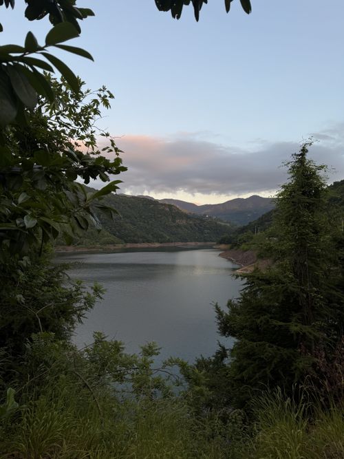 Free A serene view of Kirazdere Dam surrounded by lush greenery and mountains in Kocaeli, Türkiye. Stock Photo