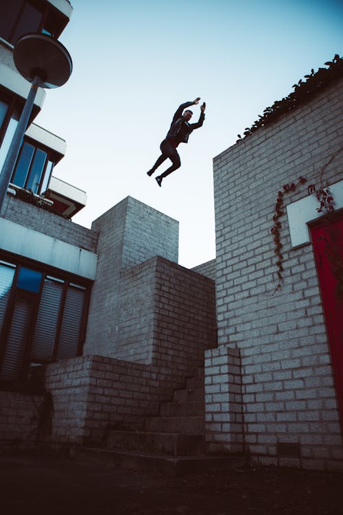 Foto De Persona Saltando Al Aire Libre
