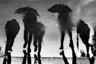 雨天街上人们打伞的剪影