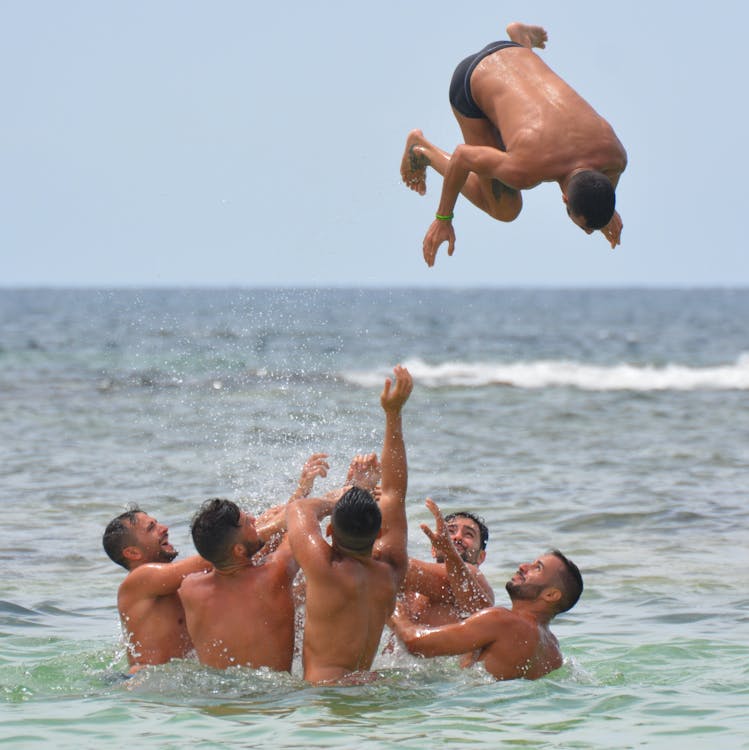 무료 물의 몸에있는 남자의 그룹 스톡 사진