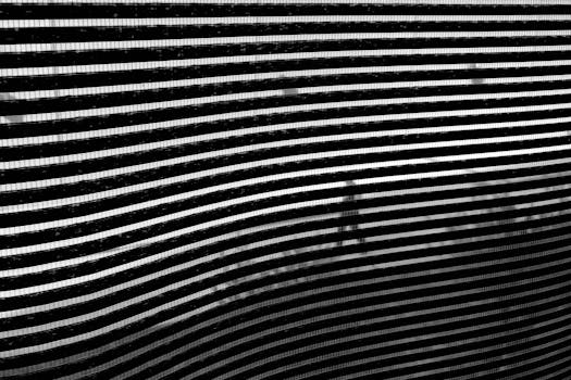 一张黑白抽象图像，描绘了带有雨滴的条纹百叶窗