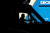 蓝色工业背景车辆驾驶员的剪影，说明了交通状况