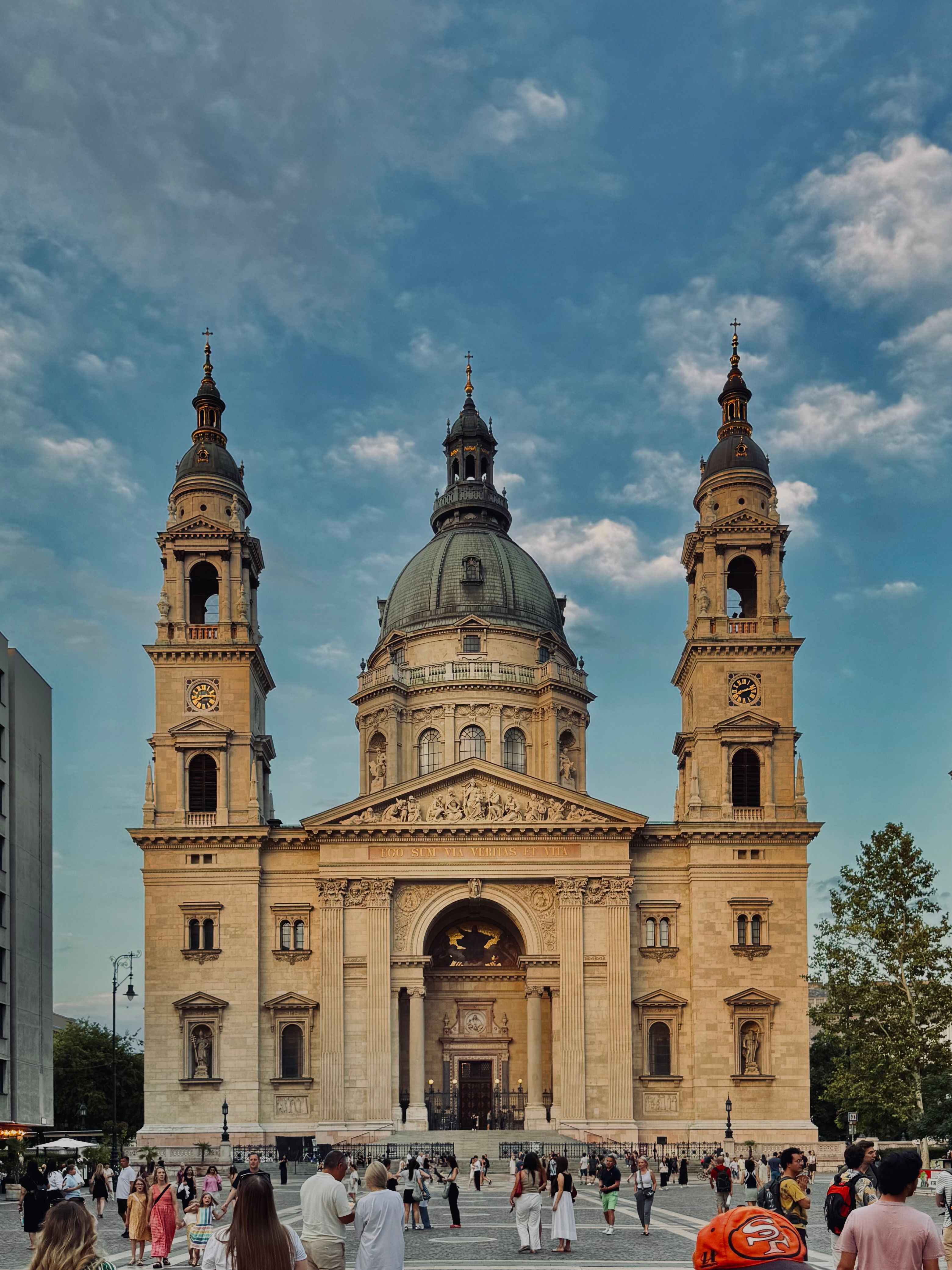 st-stephen-s-basilica-in-budapest-at-daytime-free-stock-photo