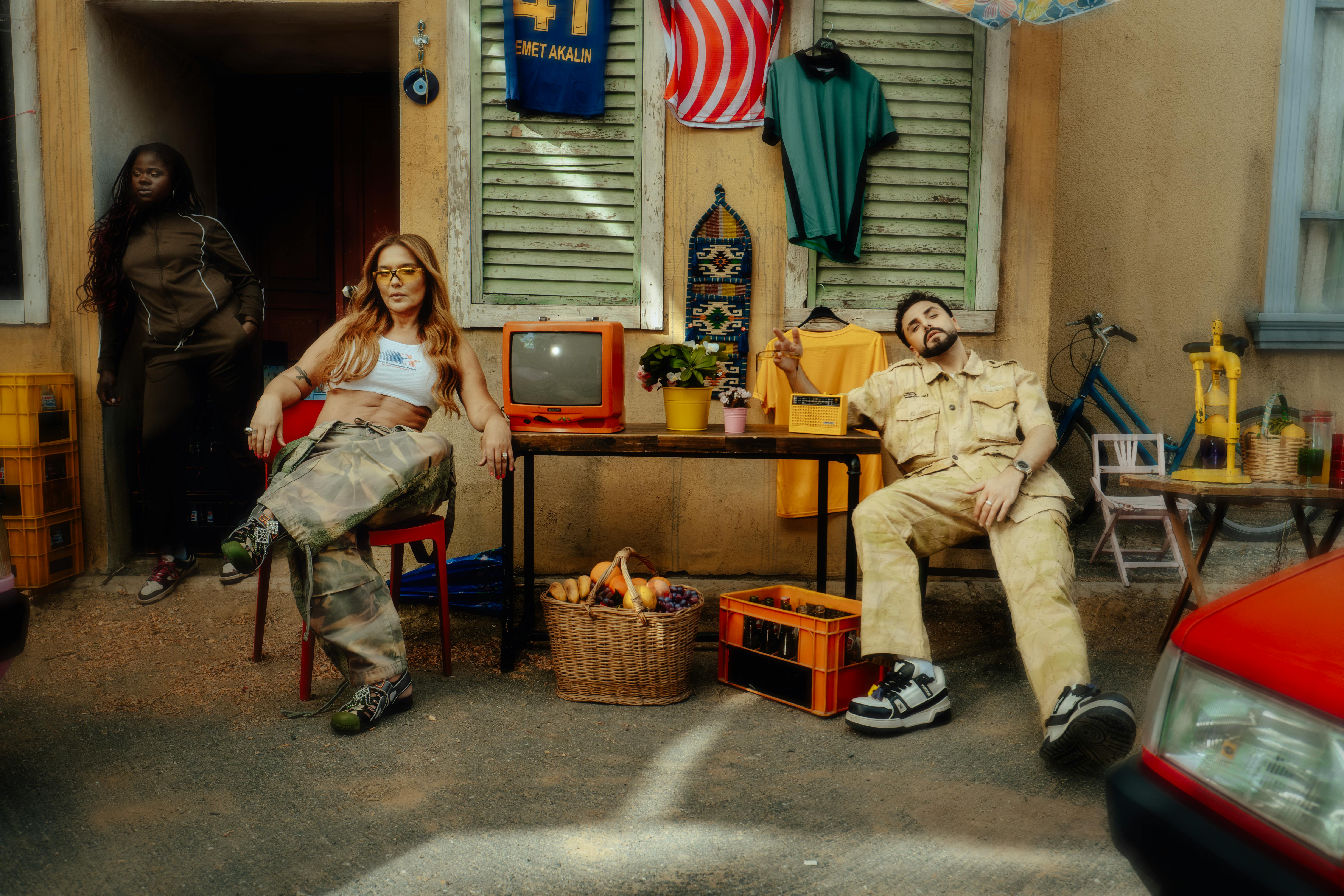 celebrity news, pop culture trends, entertainment industry, celebrity lifestyle, music awards, Celebrity & pop culture — Phot