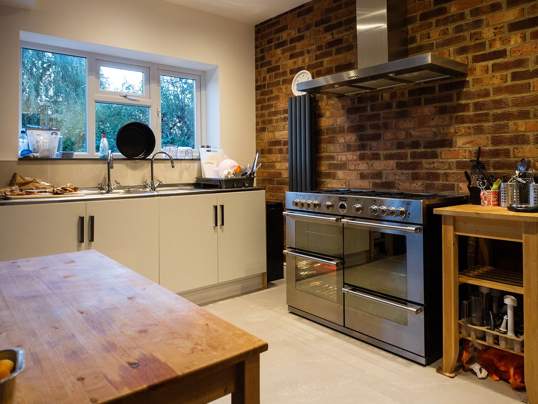 Glass kitchen extension opening to a garden