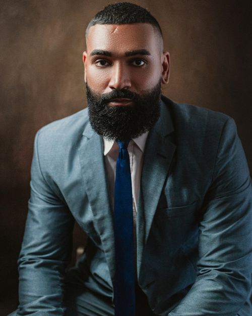Free Striking portrait of a bearded man in a suit, projecting confidence and sophistication. Stock Photo