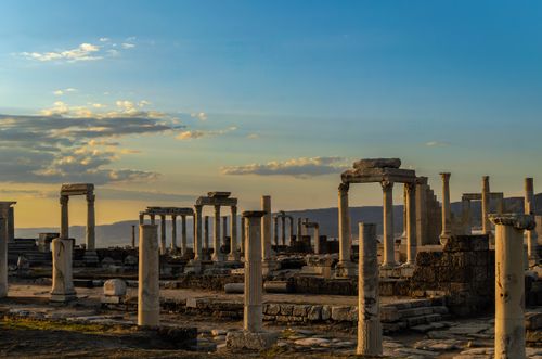 Free Capture of ancient Roman ruins silhouetted against a vibrant sunset sky. Stock Photo