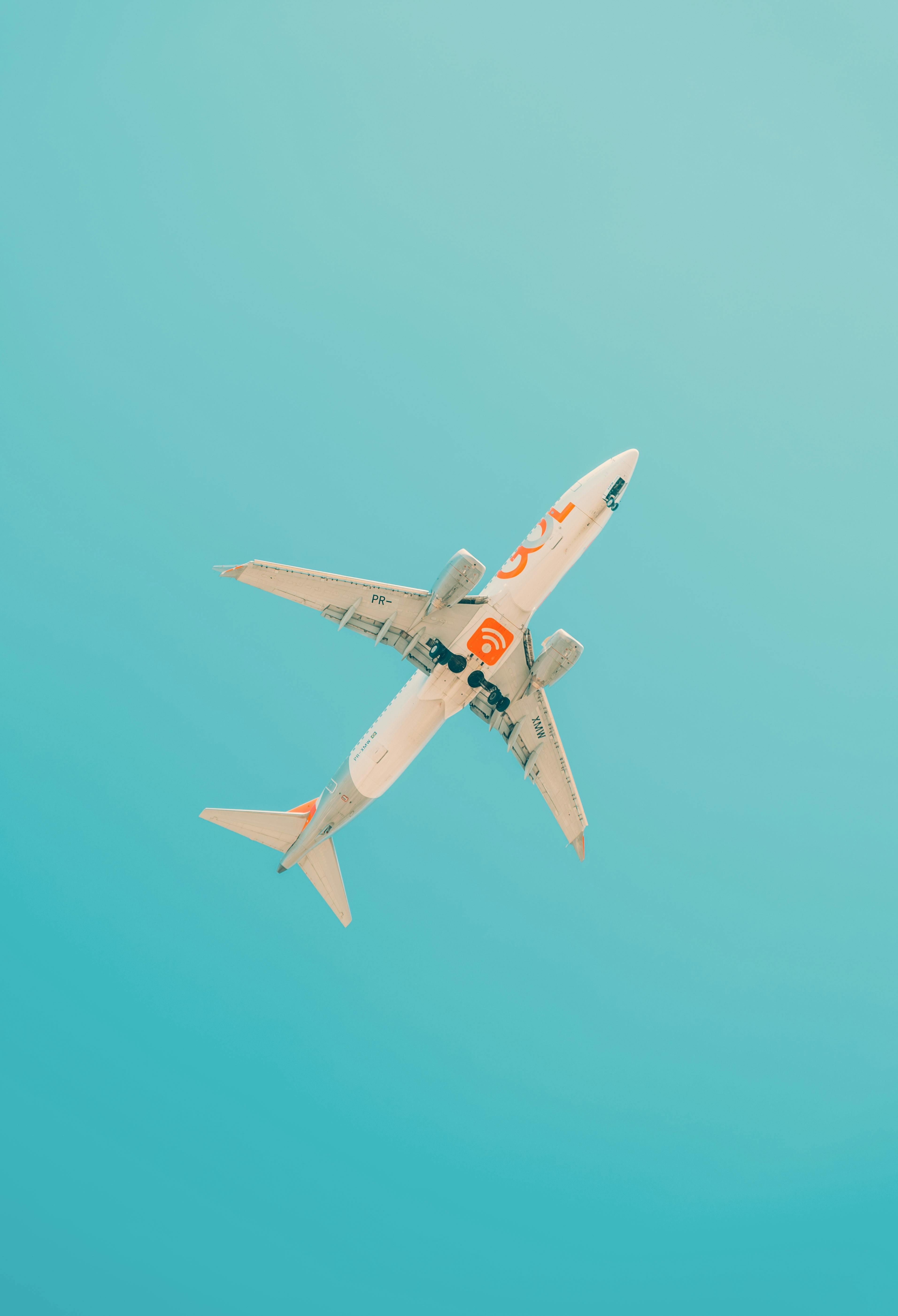 Kostenlos Ein Verkehrsflugzeug fliegt unter einem klaren blauen Himmel über São Paulo und zeigt die moderne Luftfahrt. Stock-Foto