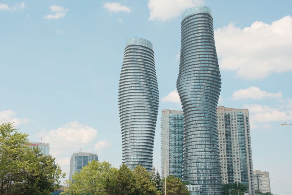 Mississauga costs - Mountain city panorama with clear skies
