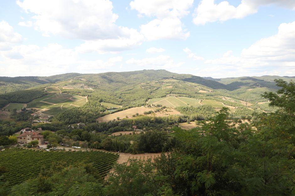 Luchtfoto van de glooiende heuvels en wijngaarden van Toscane