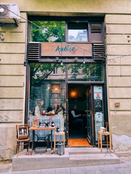 Vue extérieure d'un charmant café à Belgrade avec des gens profitant d'une atmosphère détendue.