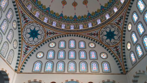 Free Detailed view of a mosque interior in Karabük, Türkiye, showcasing stained glass and intricate ceiling designs. Stock Photo