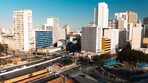 Free Aerial view of São Paulo's modern buildings and urban layout under a clear blue sky. Stock Photo