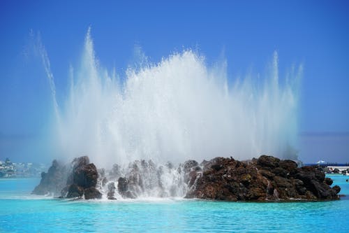 Isla Brown Rock En Agua De Mar Bajo Un Cielo Azul Durante El Día