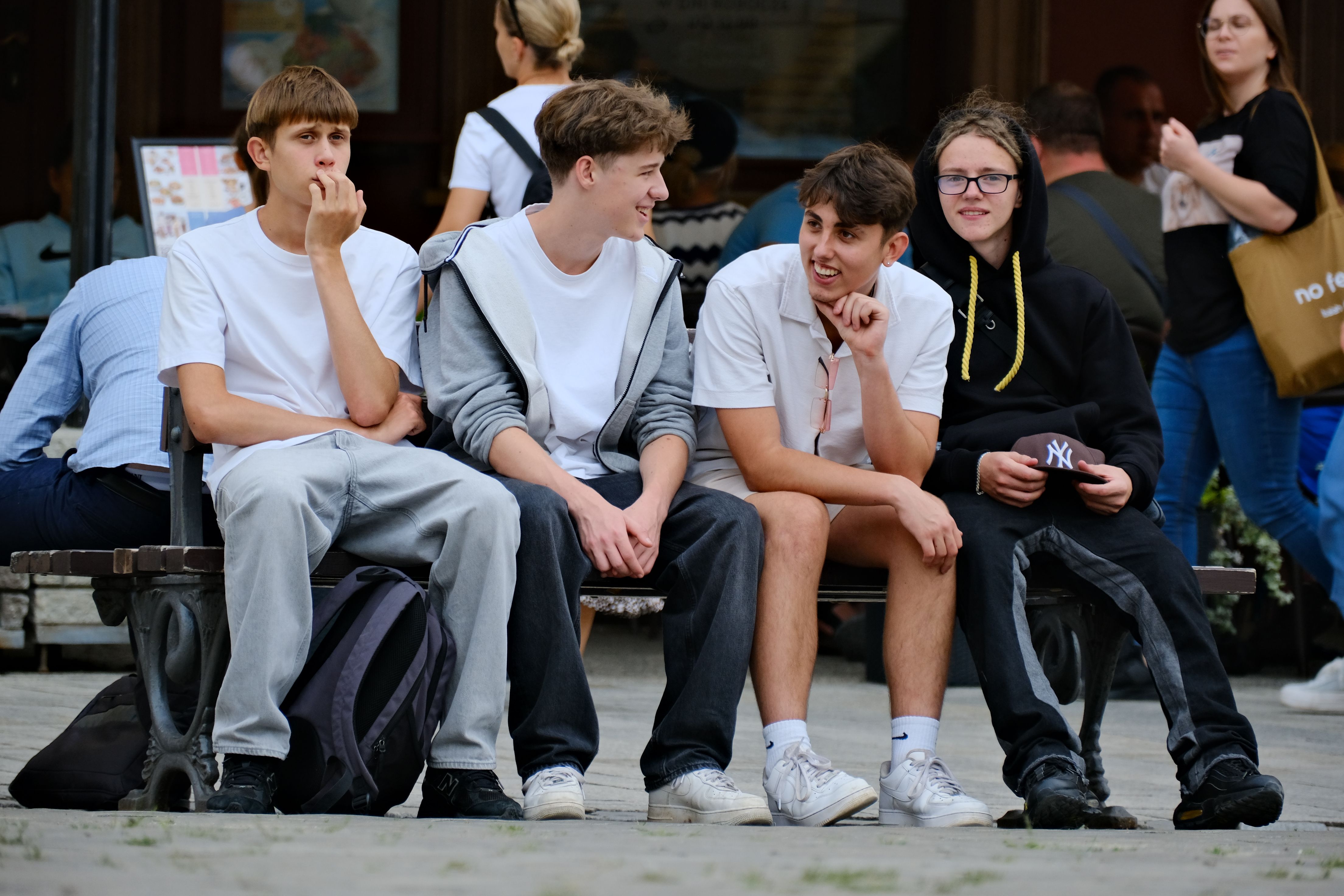 Informele Groep Tienervrienden Op Een Bankje In De Stad · Gratis stockfoto