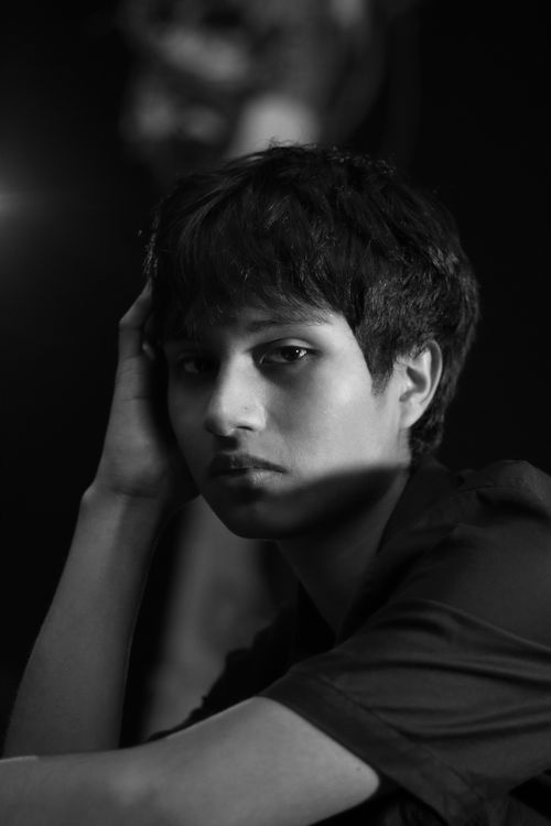 Free Expressive black and white portrait featuring dramatic lighting and an intense gaze. Stock Photo