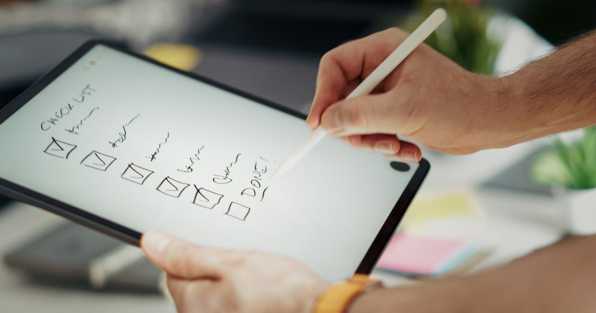 Reinigungskraft erfasst einen digitalen Leistungsnachweis auf einem Tablet im Objekt