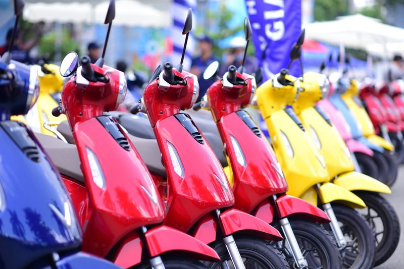 Reihe farbiger Scooter im Freien