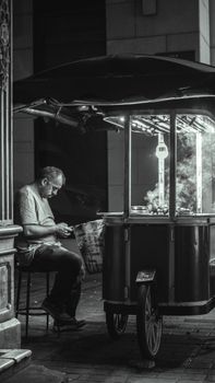 Black and white image of a street vendor with a cart in Istanbul, Türkiye.