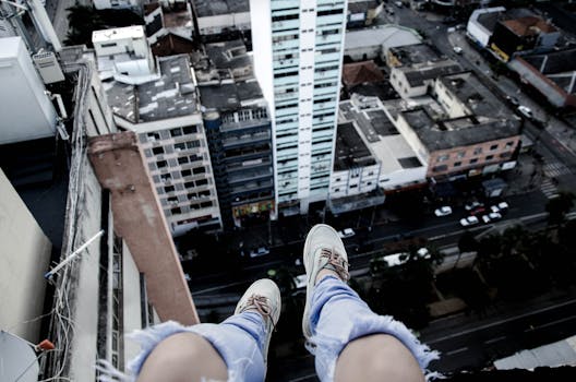 从城市上空大胆俯瞰，展现运动鞋的动感