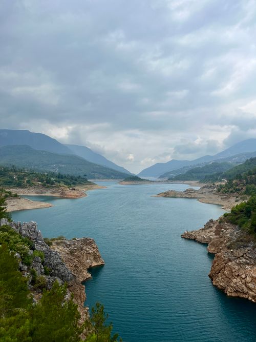 Free A breathtaking view of a lake and mountains in Antalya under cloudy skies. Stock Photo