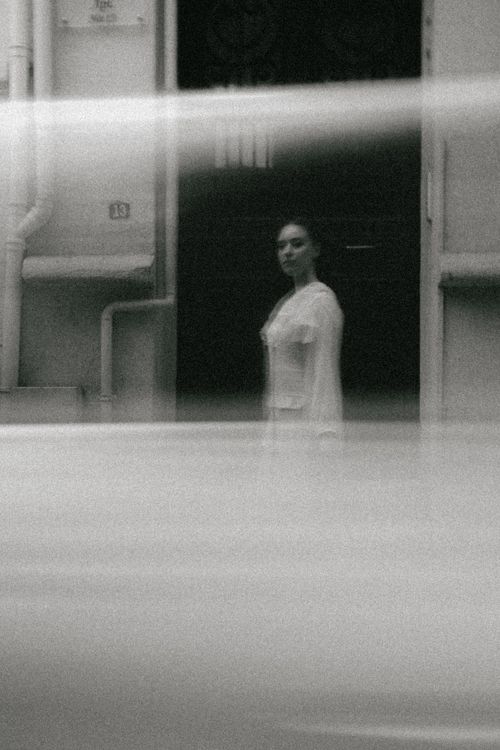Free A mysterious portrait of a woman on an Istanbul street in monochrome. Stock Photo