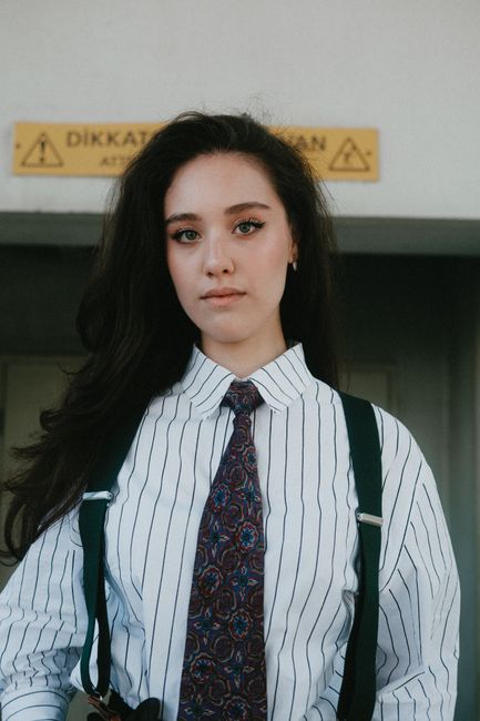 2026’da Kurban Keserken Dikkat Edilecek Hususlar: Detaylı Rehber 2 Young woman in formal business attire standing confidently indoors.