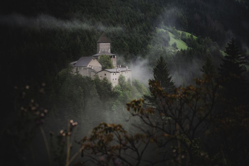 Rocca medievale avvolta dalla nebbia