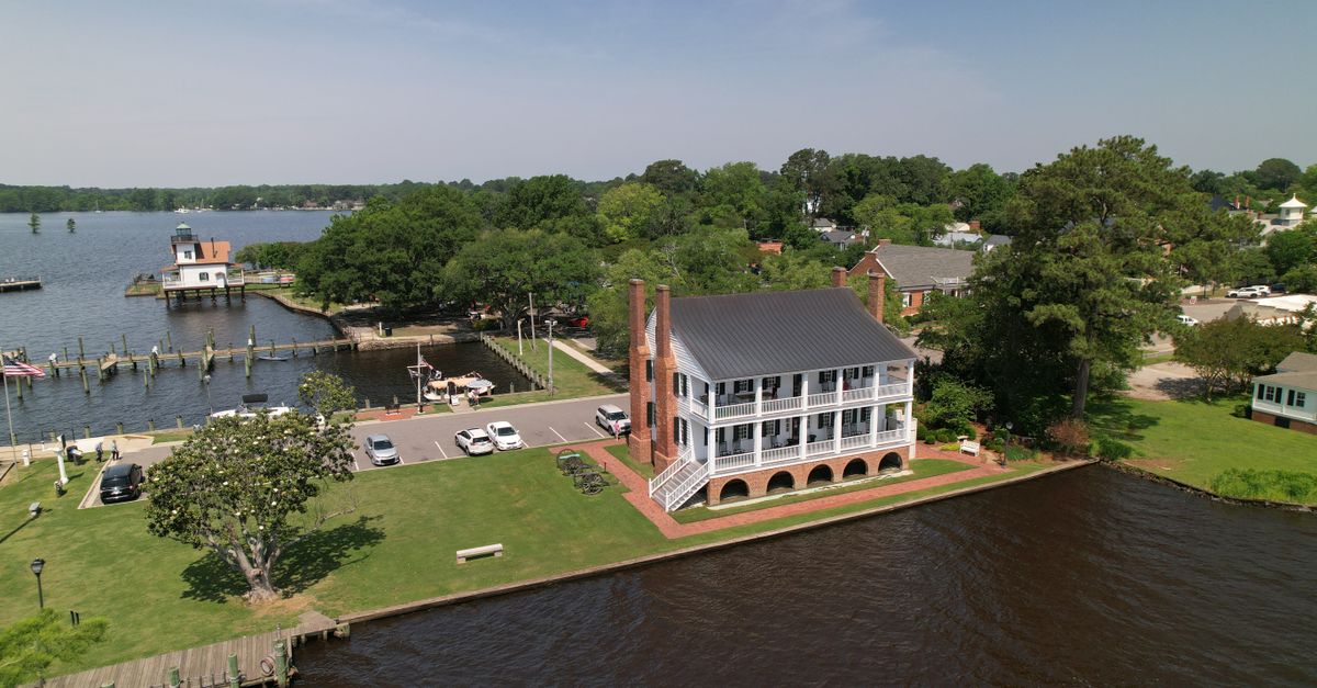 Aerial view of a charming historic house by the waterfront in Edenton, North Carolina.