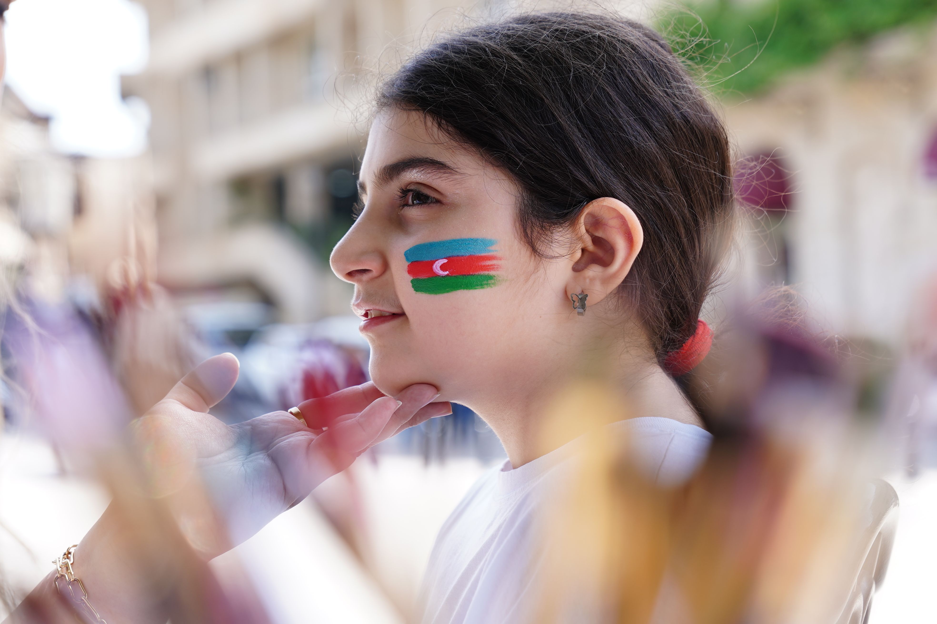 Gratuit Jeune fille avec le drapeau azerbaïdjanais peint sur sa joue, à l'extérieur. Photos