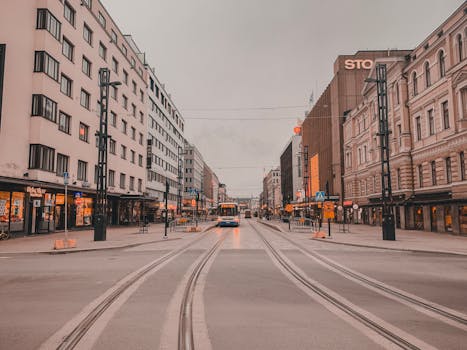 广阔的城市街景中，电车轨道与周围建筑相映成趣