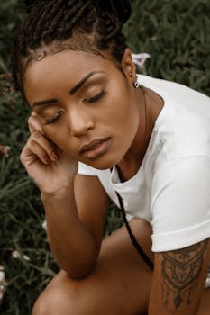 一位梳着辫子的女人在户外休闲环境中若有所思地摆姿势