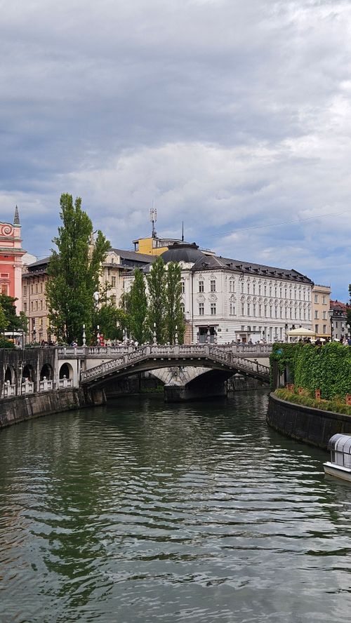 Free Picturesque view of Ljubljanica River and Triple Bridge in Ljubljana, Slovenia, showcasing classic architecture. Stock Photo
