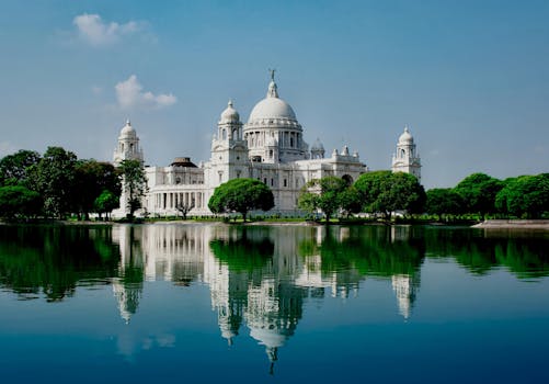 Stunning view of the Victoria Memorial with its reflection in a serene pond in Kolkata, India.