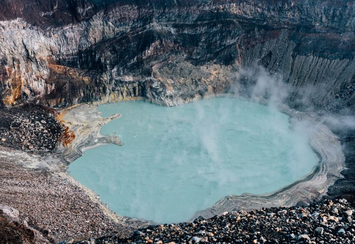 Laguna turquesa en el cráter del volcán de Santa Ana