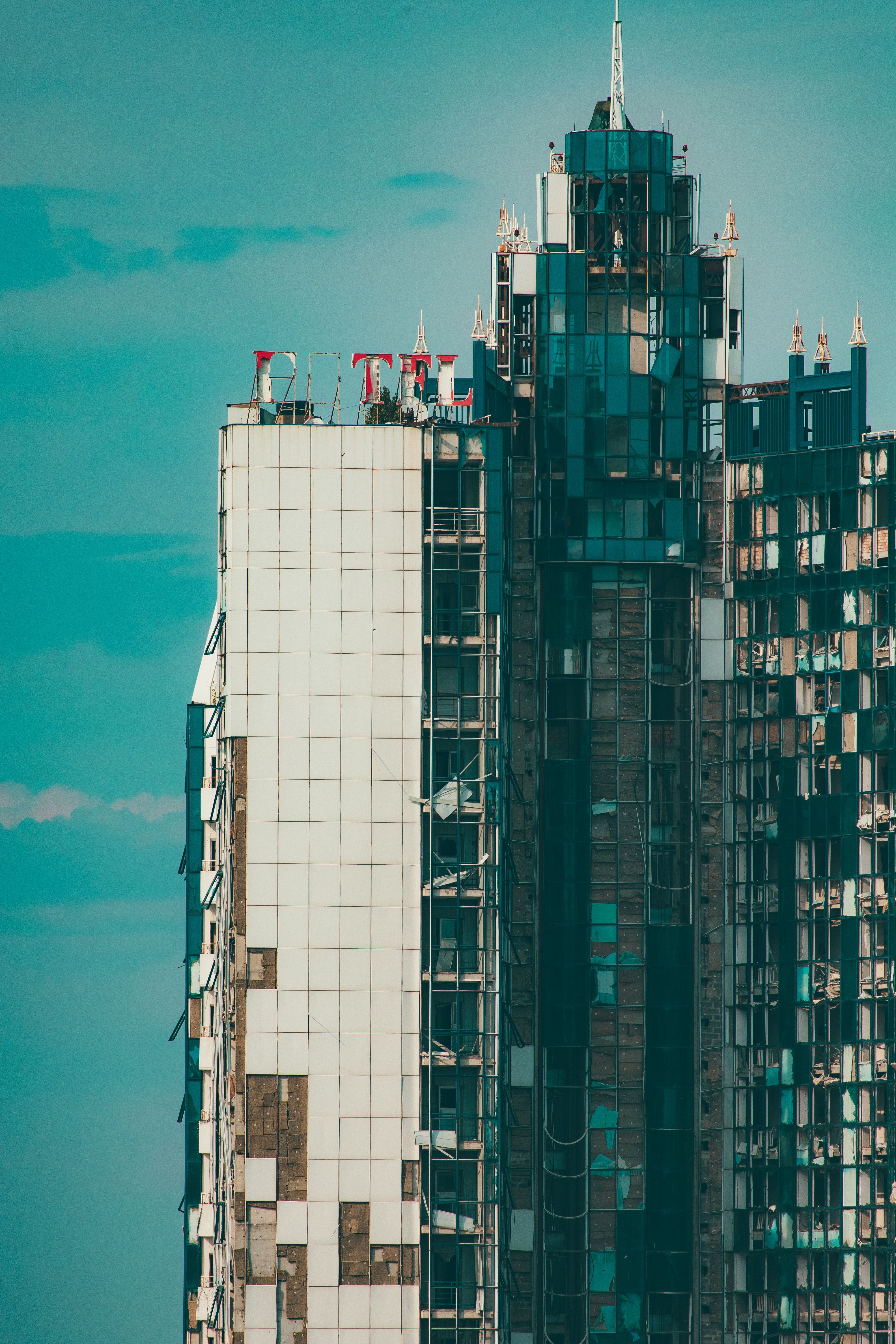 Modern Skyscraper with Glass Facade Under Blue Sky · Free Stock Photo