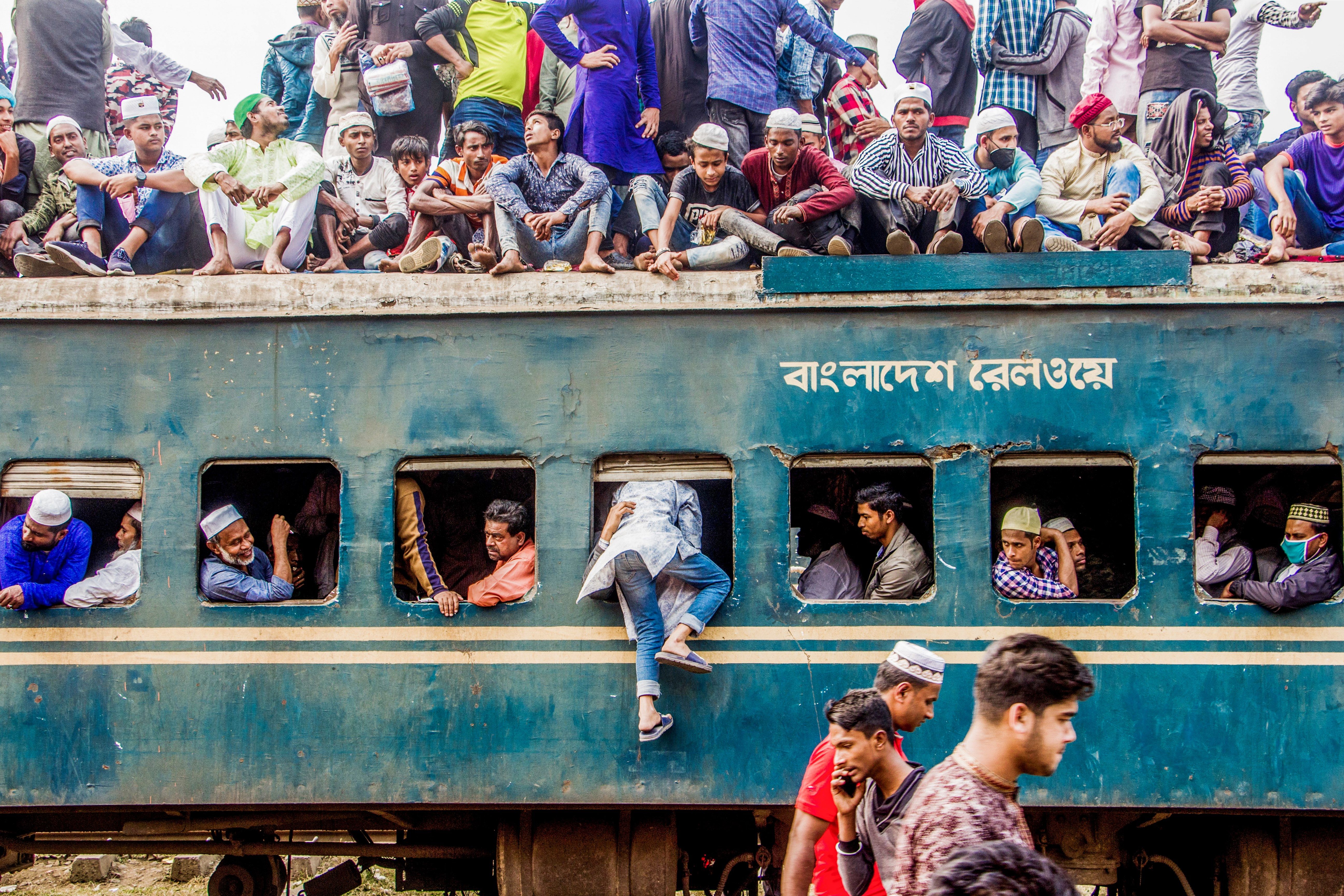 Crowded Train in Bangladesh Captures Daily Commute · Free Stock Photo