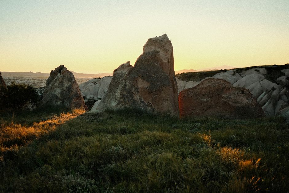 kapadokya, benzersiz peri bacaları, yer altı şehirleri ve tarih kokan köyleri ile ünlüdür. bu bölgeyi özel kılan en önemli unsurlardan biri, sıcak hava balonlarıyla yapılan turların sunmuş olduğu muhteşem manzaralardır. göreme açık hava müzesi, bölgenin tarihi ve kültürel miraslarını gözler önüne sererken, yer altı şehirleri ise geçmişe dair büyüleyici bir yolculuğa çıkarıyor. ile ilgili görsel