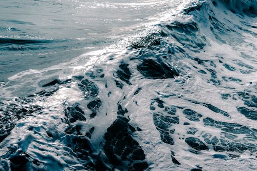 Free Dynamic ocean waves crashing along the coastline in El Salvador. Perfect for nature and travel photography enthusiasts. Stock Photo