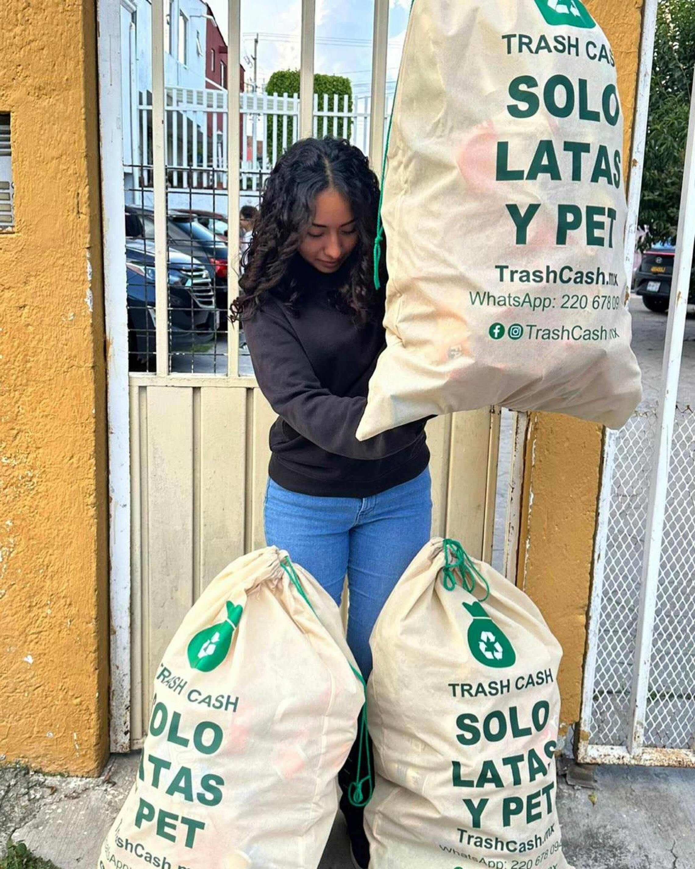 Persona usando la app de TrashCash