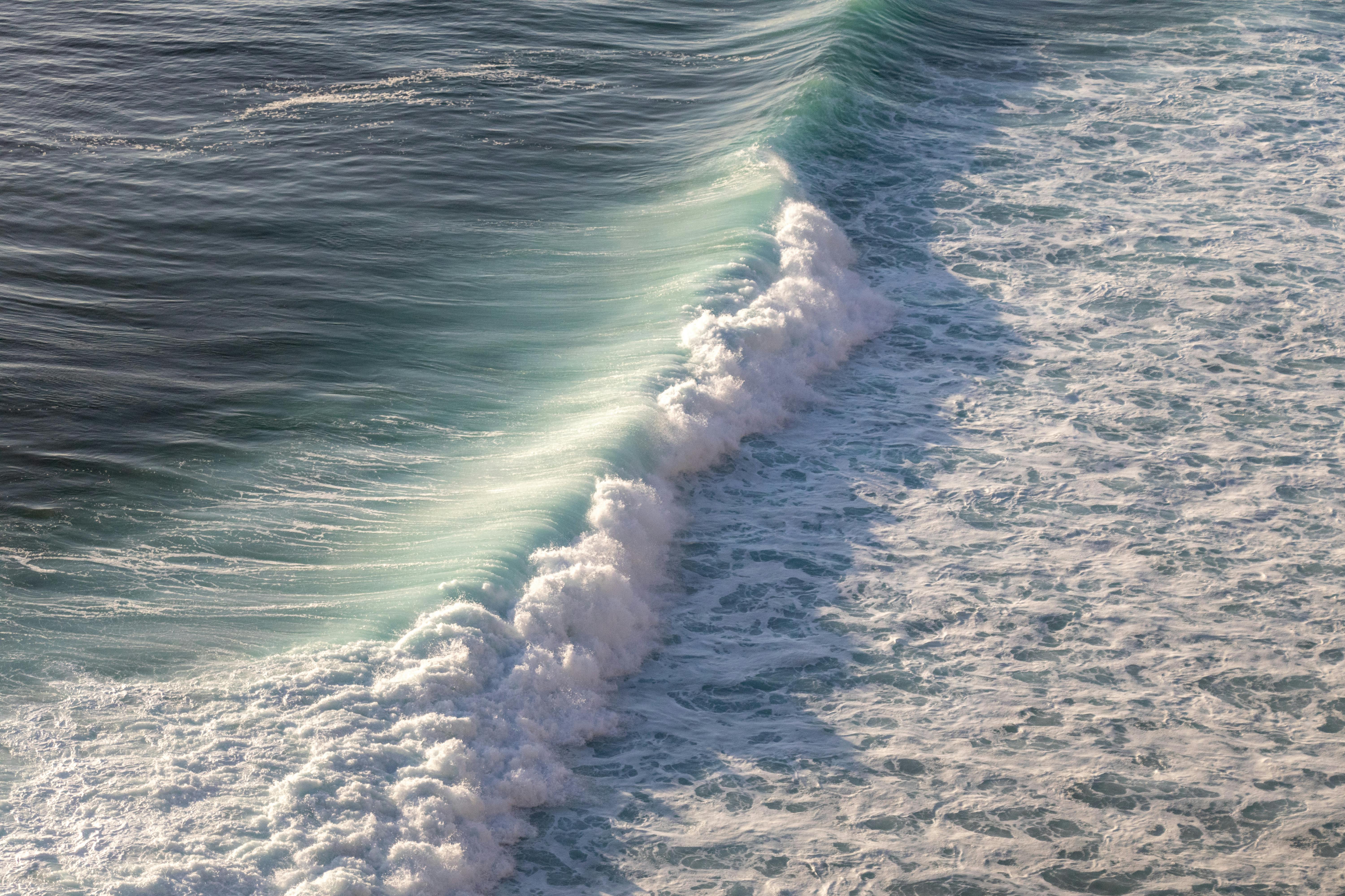 Captura impresionante de poderosas olas del océano rompiendo en la costa de Bali, mostrando la belleza de la naturaleza.