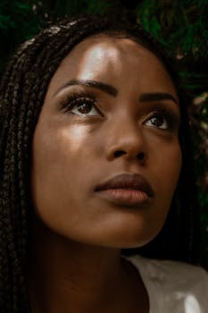 一位年轻女子在户外自然光线下仰首的特写肖像