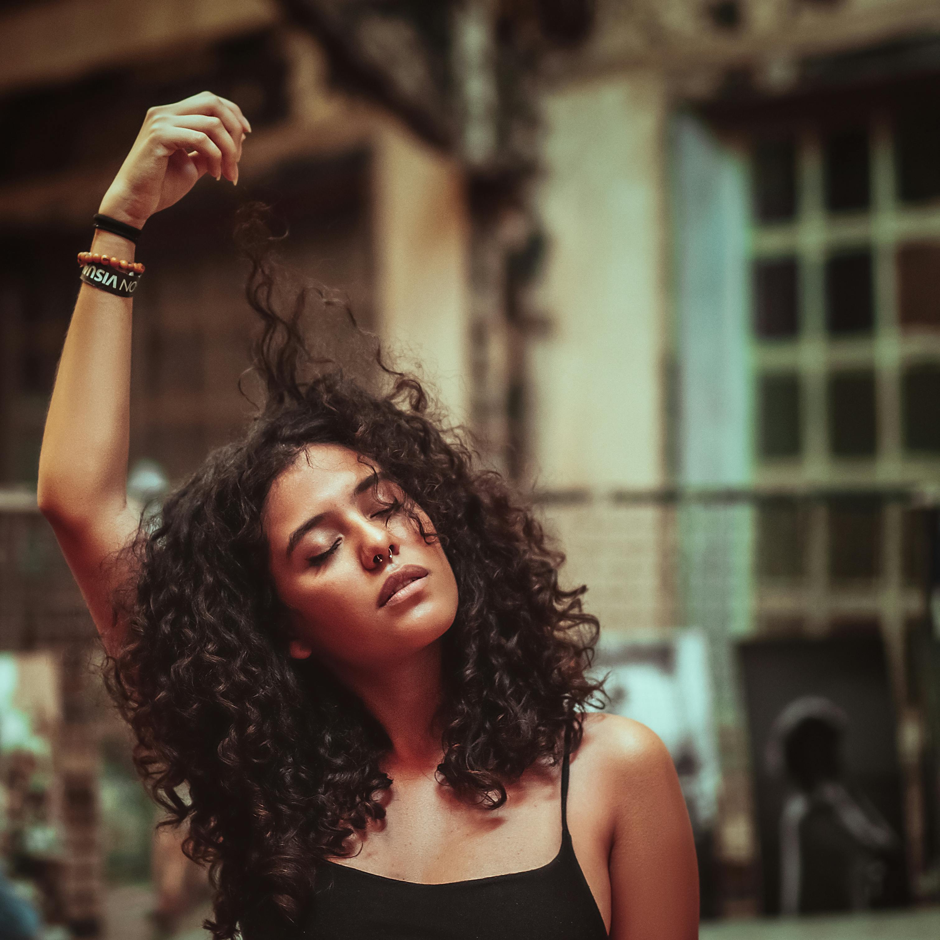 在里约热内卢，一名卷发女子正享受着阳光明媚、宁静而迷人的一天